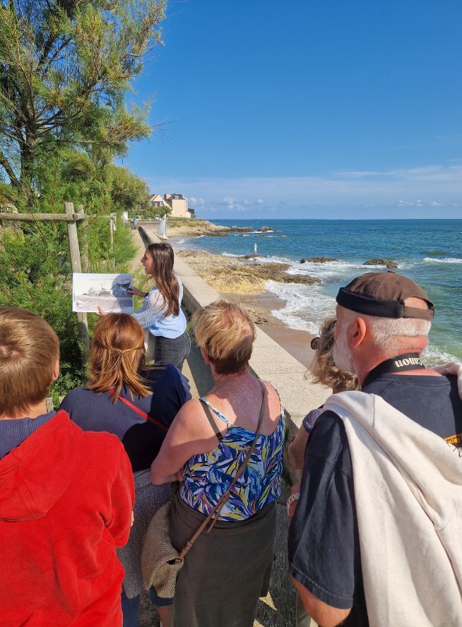 Groupe de visite à la pointe du Bé