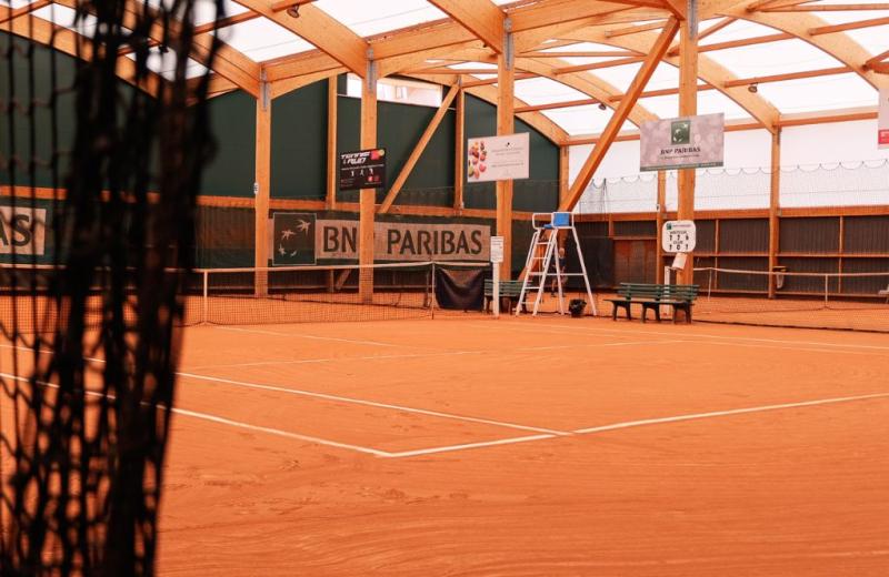 Courts de tennis indoor avec terre battue